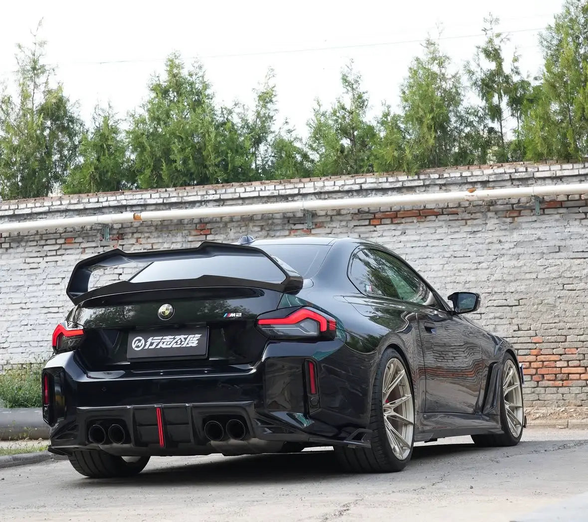 Fekete carbon fiber szárnyak kiszárnyak karbon szénszálas kipufogó rendszer bmw g87 m2 hátulról