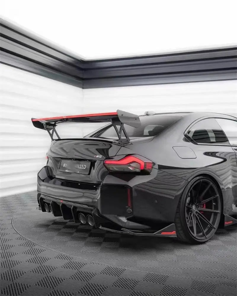 Hátsó nézet carbon fiber szárnyak carbon fiber bmw g87 m2 fekete piros kiemelt kipufogó rendszerrel