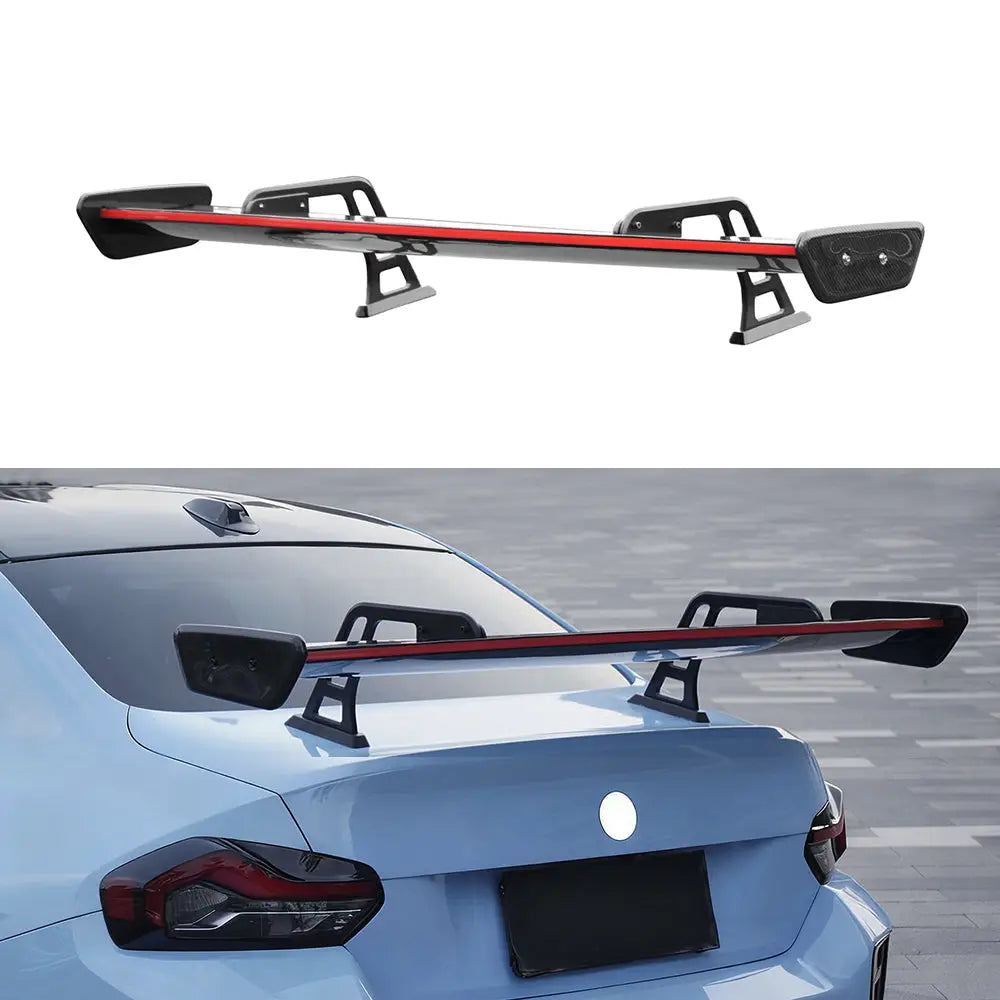 Fekete carbon fiber szárnyak bmw g87 m2 piros csíkkal és integrált, kipufogó rendszerhez illeszkedő tartókkal