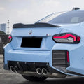 Light kék bmw m2 sportautó fekete hátsó szárnnyal és carbon fiber szárnyak carbon fiber bmw g87 m2-hez kipufogó rendszerrel