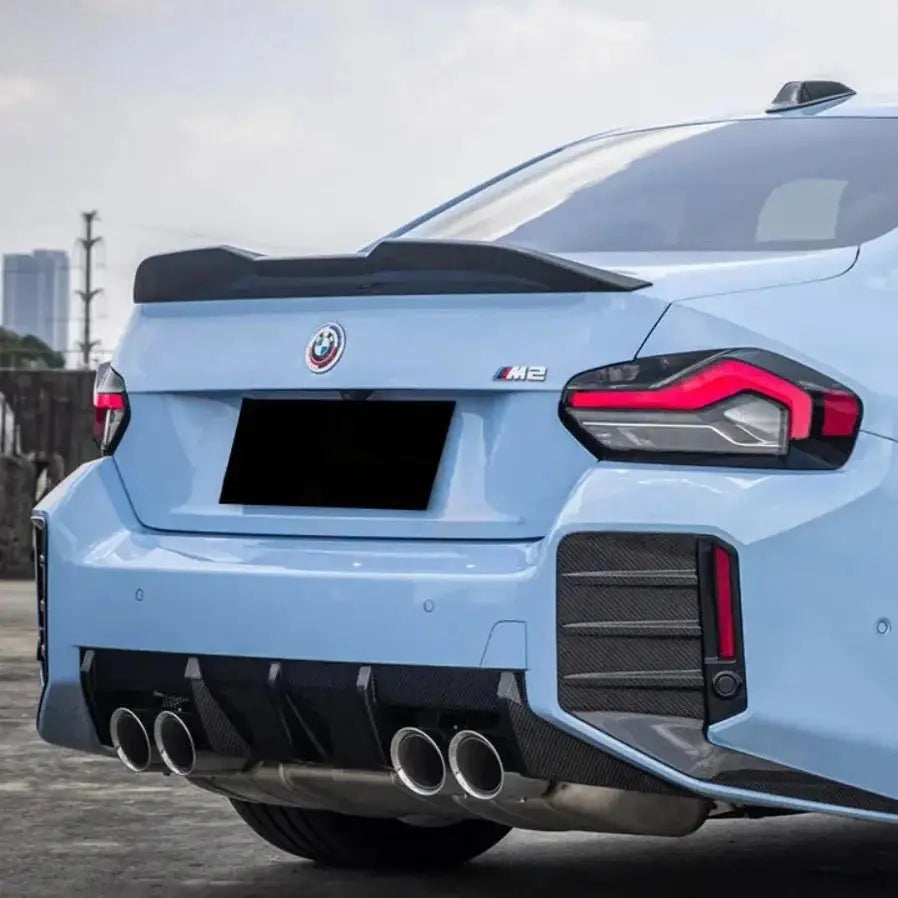 Light kék bmw m2 sportautó fekete hátsó szárnnyal és carbon fiber szárnyak carbon fiber bmw g87 m2-hez kipufogó rendszerrel