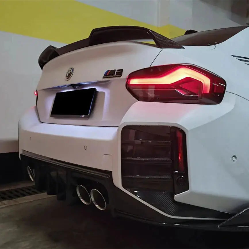 Hátsó részén fehér bmw m2 carbon fiber szárnyak és dual kipufogó rendszer a szárnyak carbon fiber bmw g87 m2 termékhez