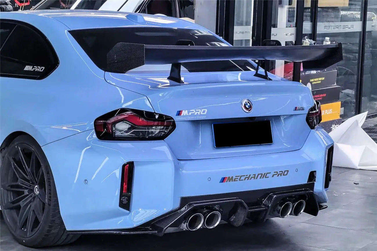 Light kék bmw m2 competition carbon fiber szárnyakkal és kipufogó rendszer dual kipufogó végekkel hátulról
