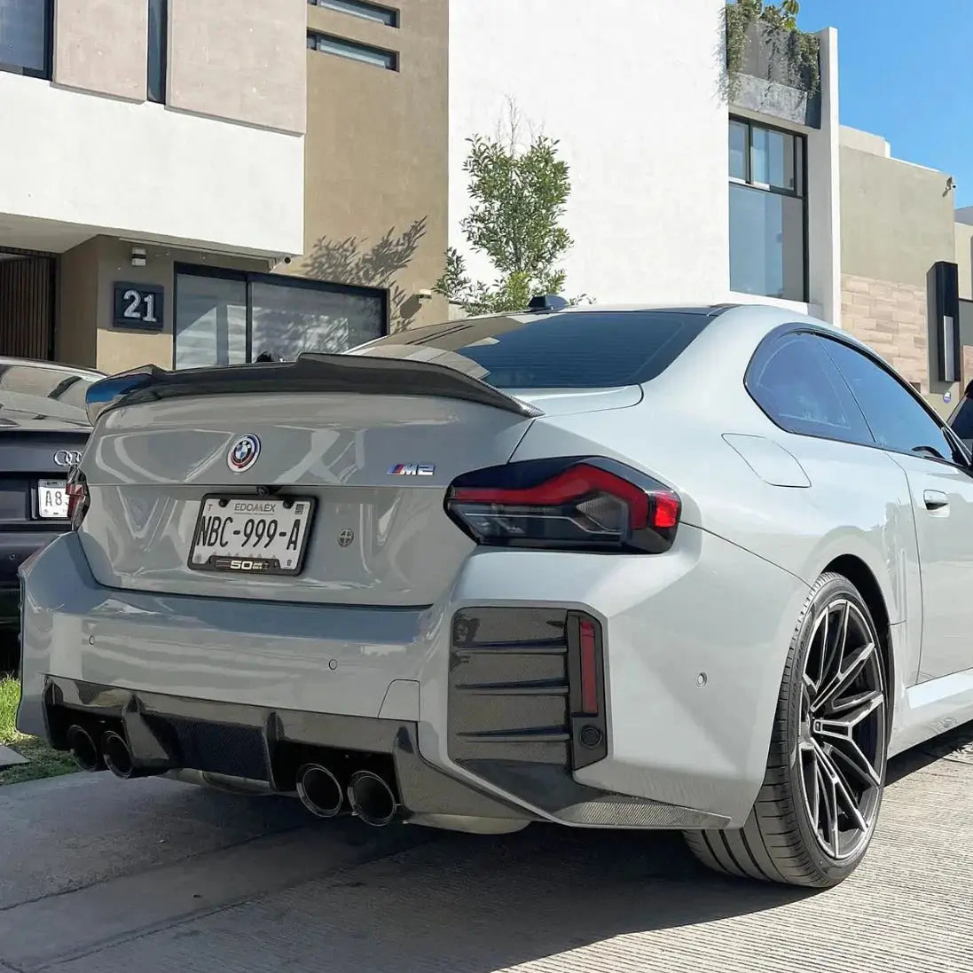 Ezüst bmw m2 coupe hátsó szárnnyal fekete carbon fiber szárnyak carbon fiber kipufogó rendszerrel