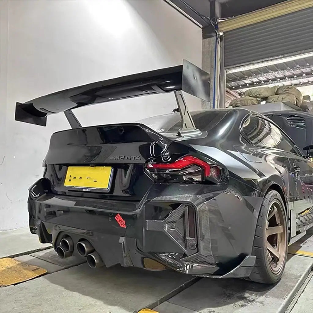 Fekete karbon szárnyak matt felülettel bmw m4 gt3-ra, integrált wingletekkel, a bmw m3 kipufogó rendszeréhez