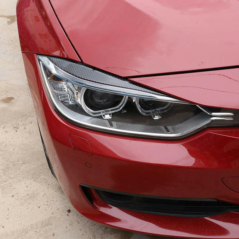 Piros BMW F30 fényszórója közelről, felszerelt carbon szemöldökkel