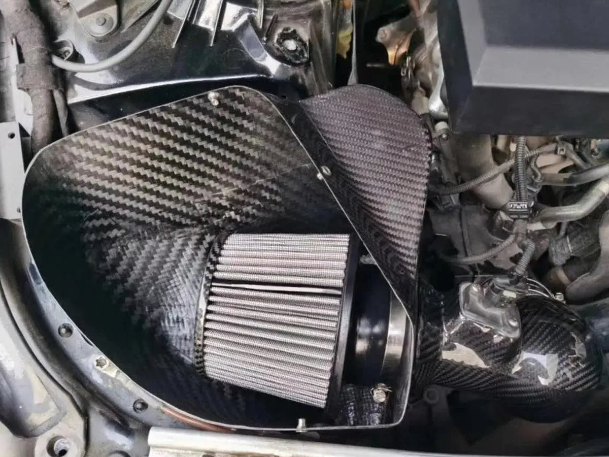 BMW G30 B48 motortere felülről: kúpos szűrő carbon hővédőben, levett fedéllel