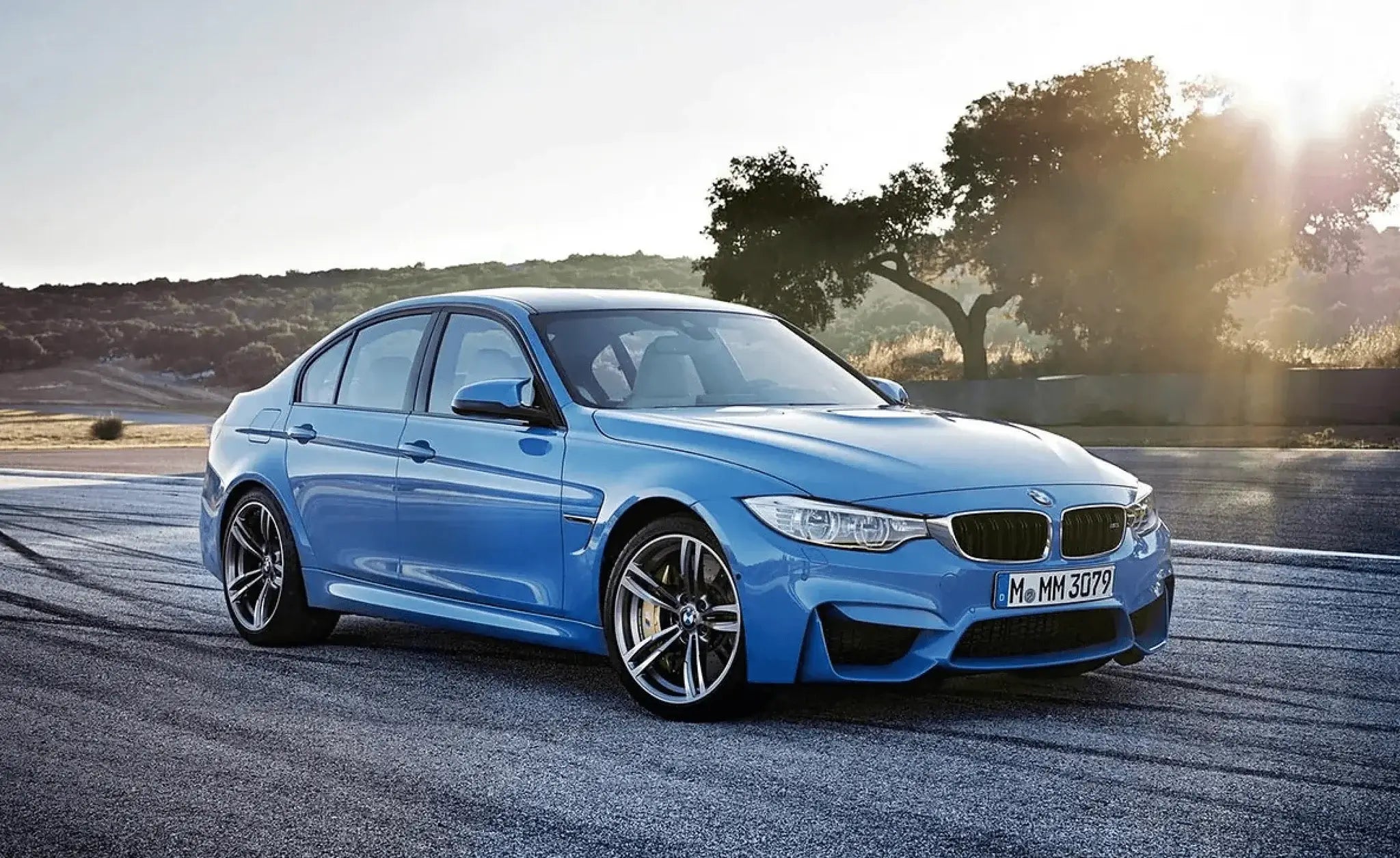 A vibráló kék bmw m3 kipufogó rendszer karbon szálas részletekkel és sportos vonalakkal az f széria szoftveres kódolási csomagban