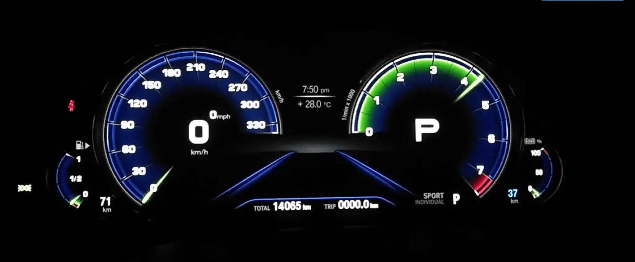 Digitális műszerfal kék-zöld világítással a szoftveres kódolási csomag 1 g széria bmw m3 kipufogó vezérléséhez