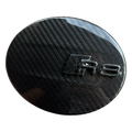 Carbon tanksapka borítás fekete R8 emblémával, 3/4-es nézet – Audi R8 4S