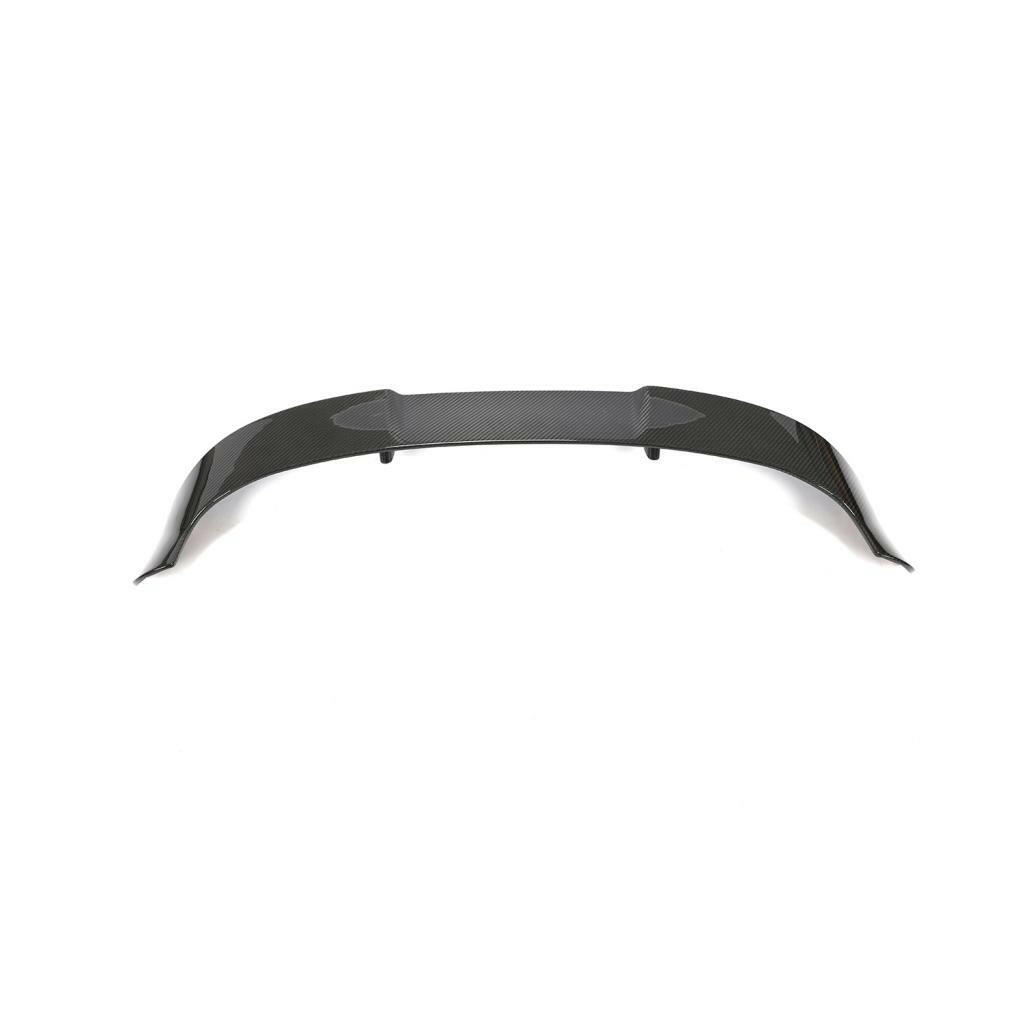 Egyrészes carbon tetőspoiler lehajló végekkel, elölnézetből (Euro V2 Style) – Audi RS6 Avant C8