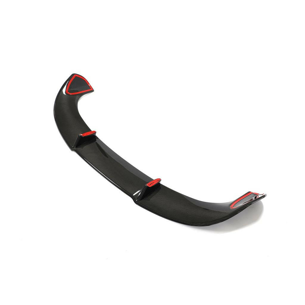 Carbon tetőspoiler alja piros szalaggal és rögzítőfülekkel, 3/4-es nézet (Euro V2 Style) – Audi RS6 Avant C8