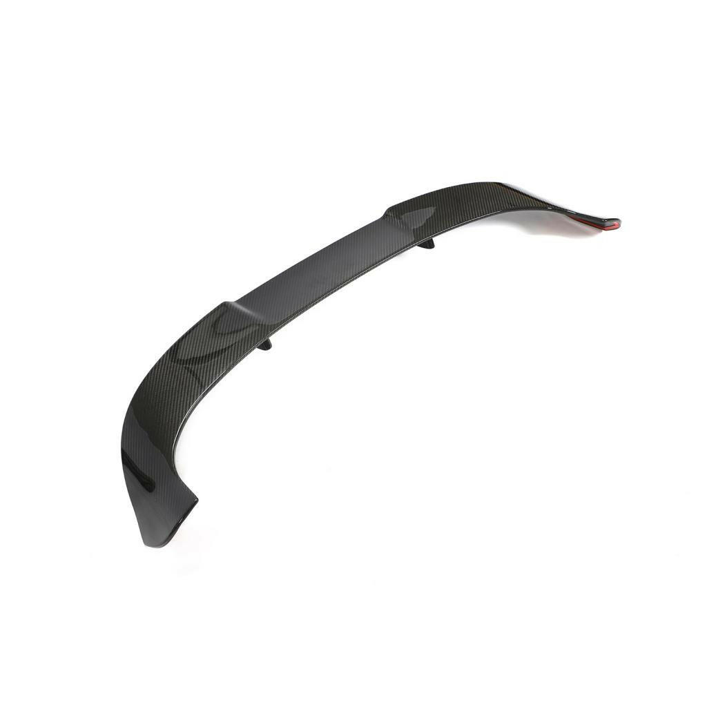 Carbon fiber tetőspoiler felső 3/4-es nézetből, fehér háttér előtt (Euro V2 Style) – Audi RS6 Avant C8