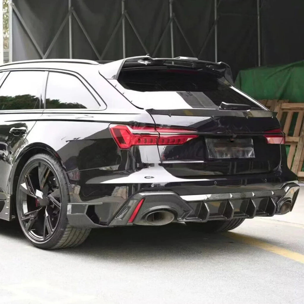 Fekete Audi RS6 Avant C8 hátsó 3/4-es nézetből, felszerelt bordás carbon tetőspoilerrel (Euro V3 Style)