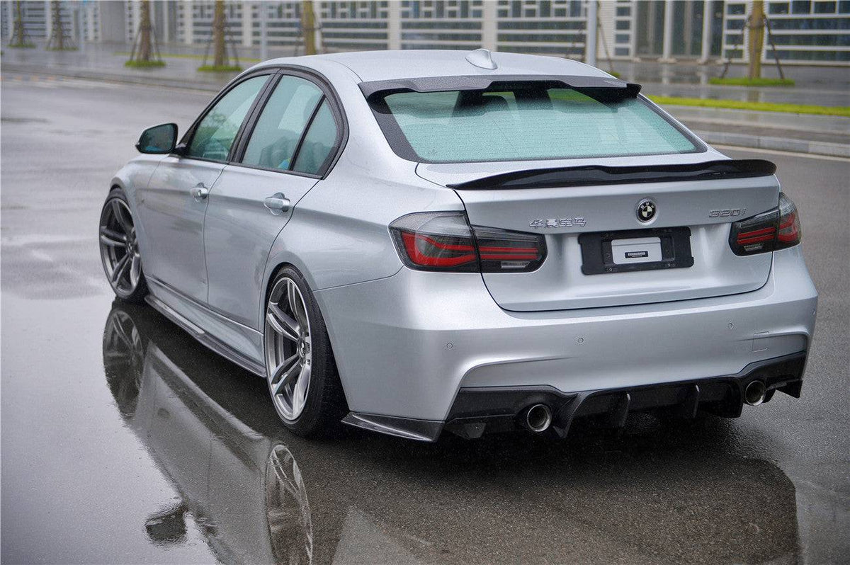 Ezüst BMW F30 szedán hátulról 3/4-es szögből, hátsó ablak feletti tetőspoilerrel (GV Style)