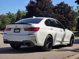 Fehér bmw m3 sedan fekete felni és hátsó spoilerrel tpms szoftveres törlés minden bmw supra számára karbon kipufogó rendszerhez