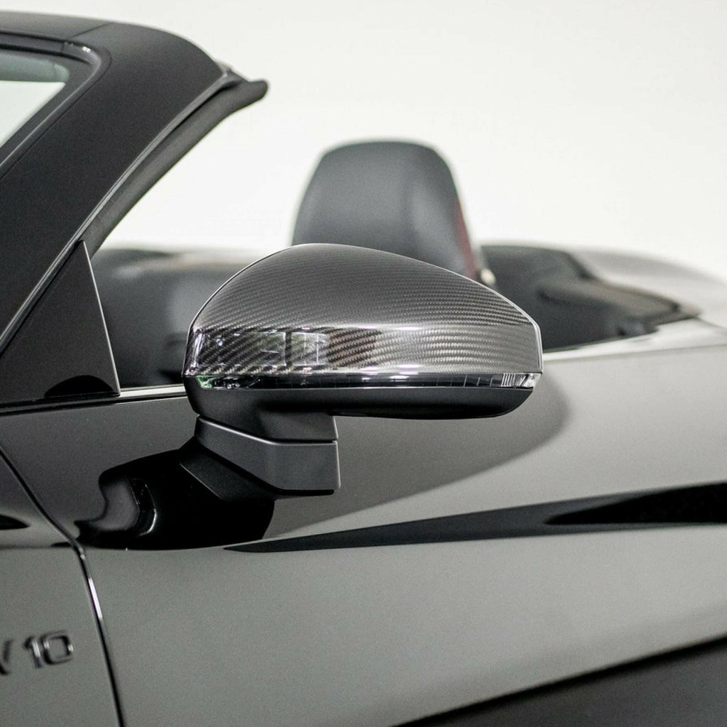 Sötét Audi R8 4S Spyder közelről, felszerelt carbon tükörborítással
