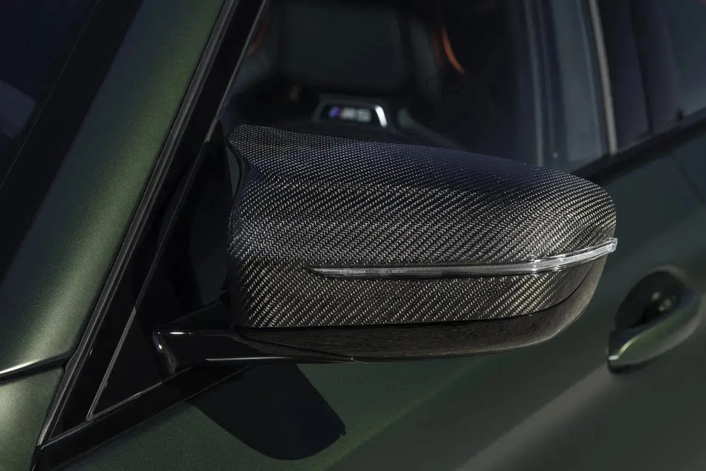 Matt zöld BMW F90 M5 tükrére szerelt carbon tükörborítás közelről