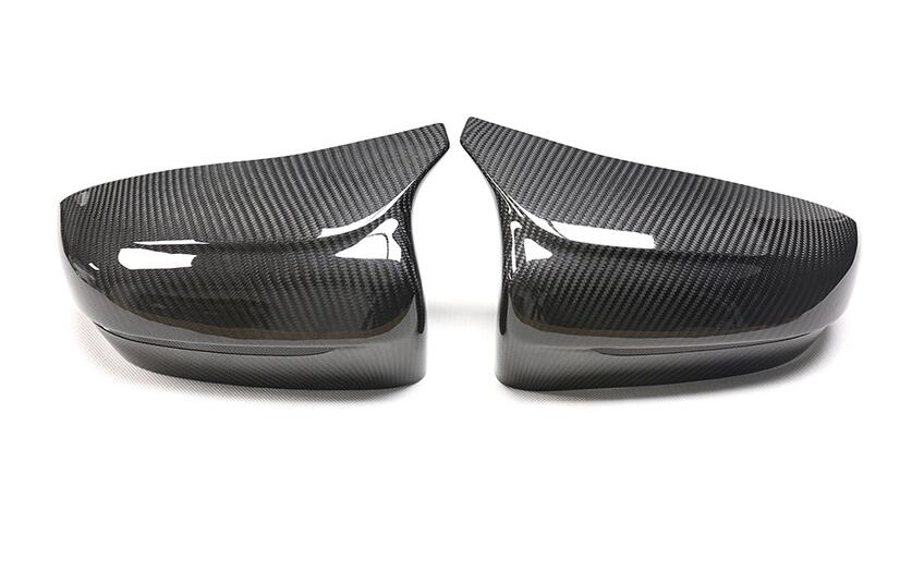 Csúcsos belső élű száraz carbon tükörborítás pár elölnézetből – BMW F90 M5