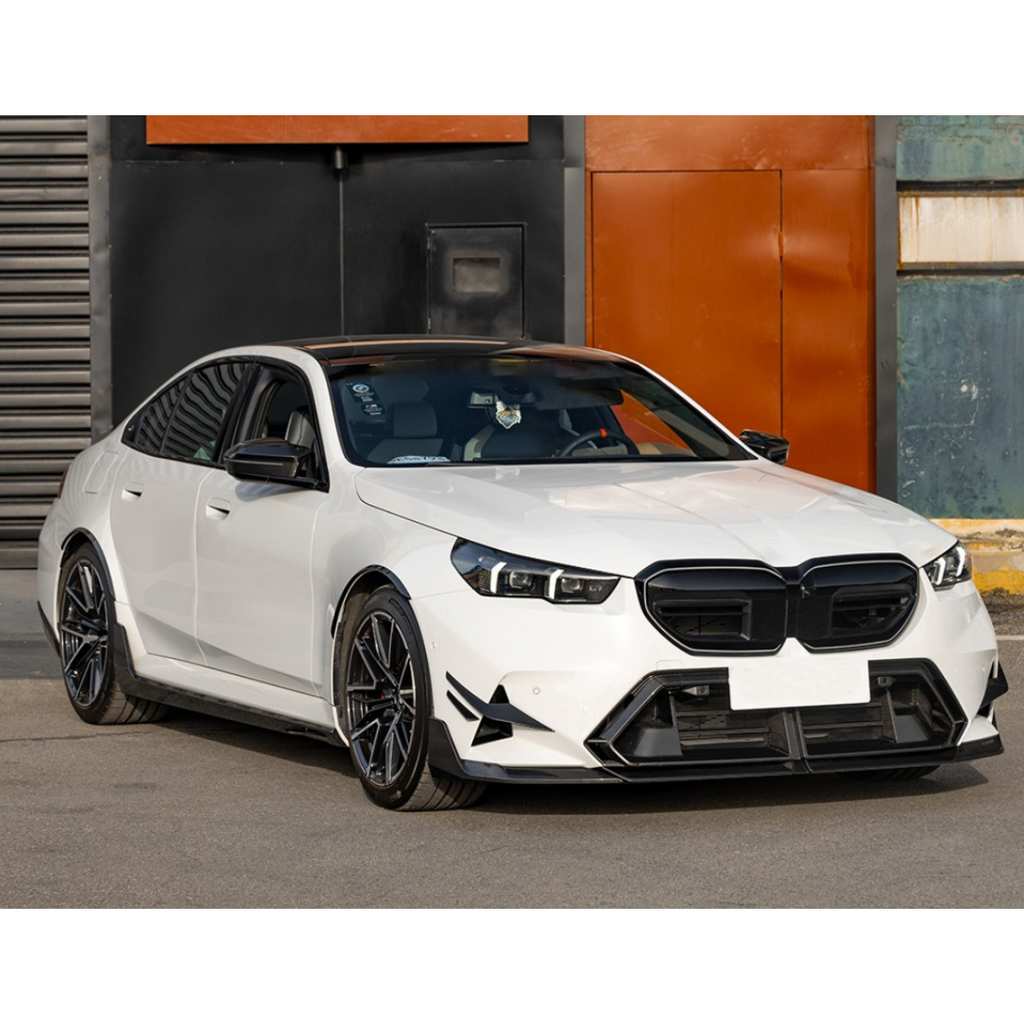 Száraz carbon tükörborítás (M Style) fehér BMW G90 M5-ön, első háromnegyedes nézet